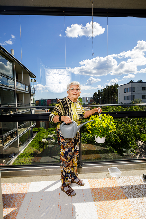 Seniori Cecilian asunnon parvekkeella